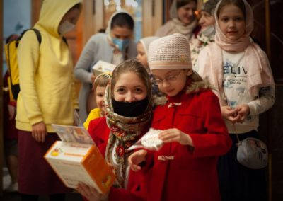 Вечером в день Святой Пасхи клирики петербургского подворья Коневской обители поздравили пасхальными подарками юных прихожан