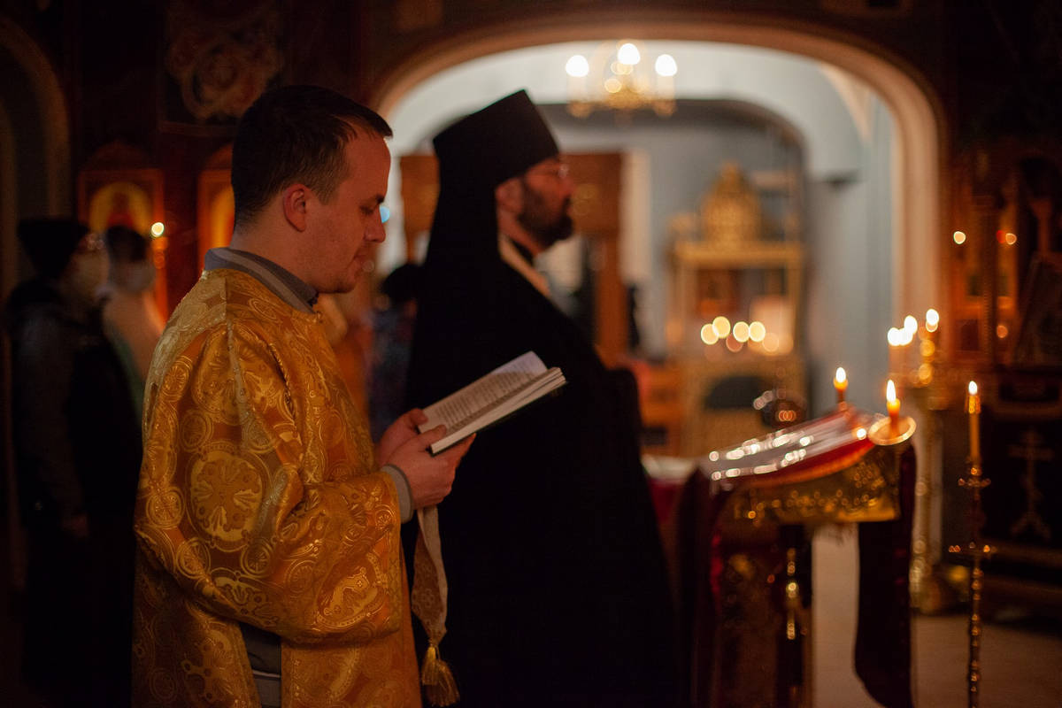 Повечерие это. Настоятель подворья – иеромонах Феофилакт (Кириллов). Вечерняя служба 31 декабря.