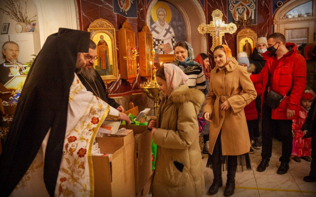Самых юных прихожан поздравили со Светлым праздником Рождества Христова за Великой вечерней на петербургском подворье Коневской обители