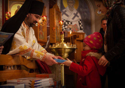 Вечером в день Святой Пасхи настоятель петербургского подворья Коневской обители поздравил пасхальными подарками маленьких прихожан