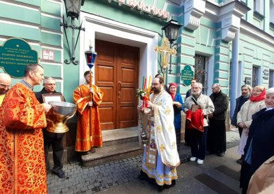 Пасхальные богослужения с крестным ходом совершаются в течение Светлой седмицы на петербургском подворье Коневской обители