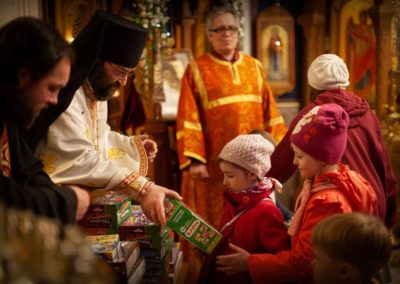 Вечером дня Светлого Христова Воскресения настоятель петербургского подворья Коневской обители поздравил пасхальными подарками маленьких прихожан
