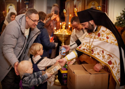 Самых маленьких прихожан поздравили со светлым праздником Рождества Христова на петербургском подворье Коневской обители