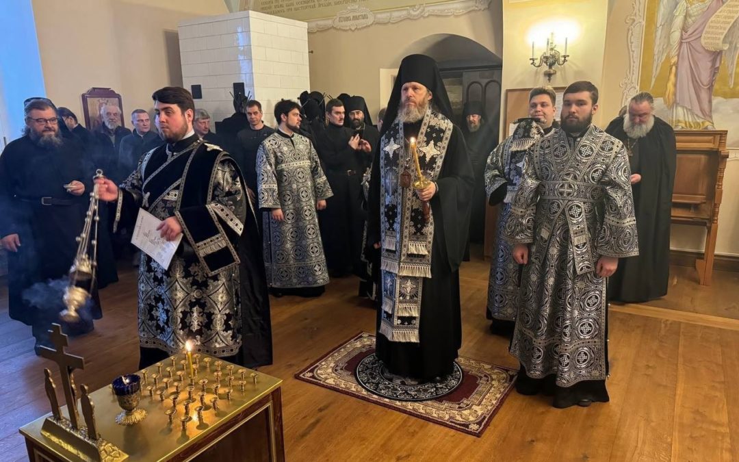 Настоятель петербургского подворья Коневской обители молился за уставными богослужениями, совершенными священноархимандритом, на Коневце