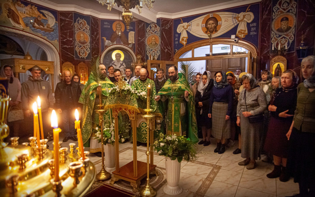 Богослужения праздника Входа Господня во Иерусалим совершены на петербургском подворье Коневской обители