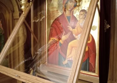 Новый киот для почитаемого образа Божией Матери «Скоропослушница» был изготовлен и установлен на подворье Коневского монастыря