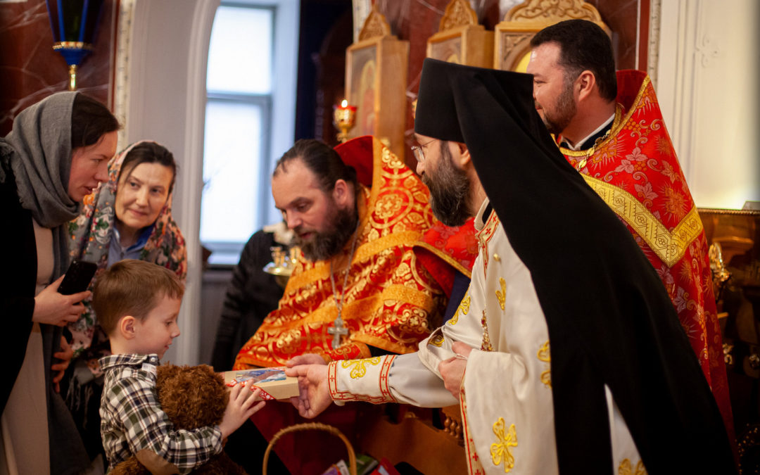 Вечером дня Светлого Христова Воскресения на петербургском подворье Коневской обители поздравили пасхальными подарками маленьких прихожан