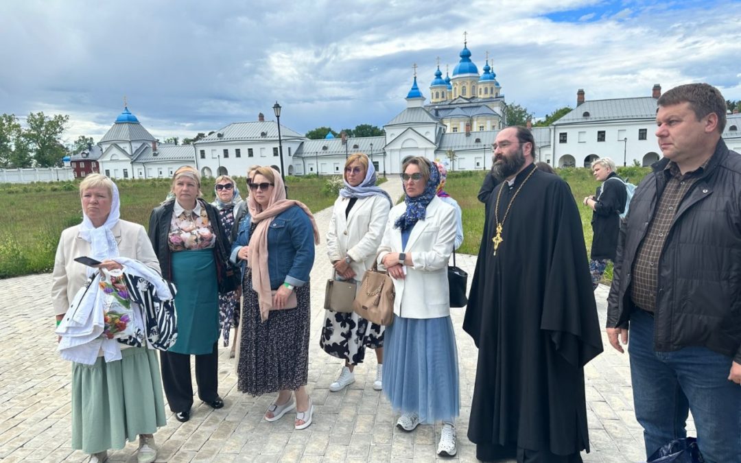 Настоятель Подворья провел экскурсию по Святым местам Коневского монастыря для группы заместителей глав районов Ленинградской Области